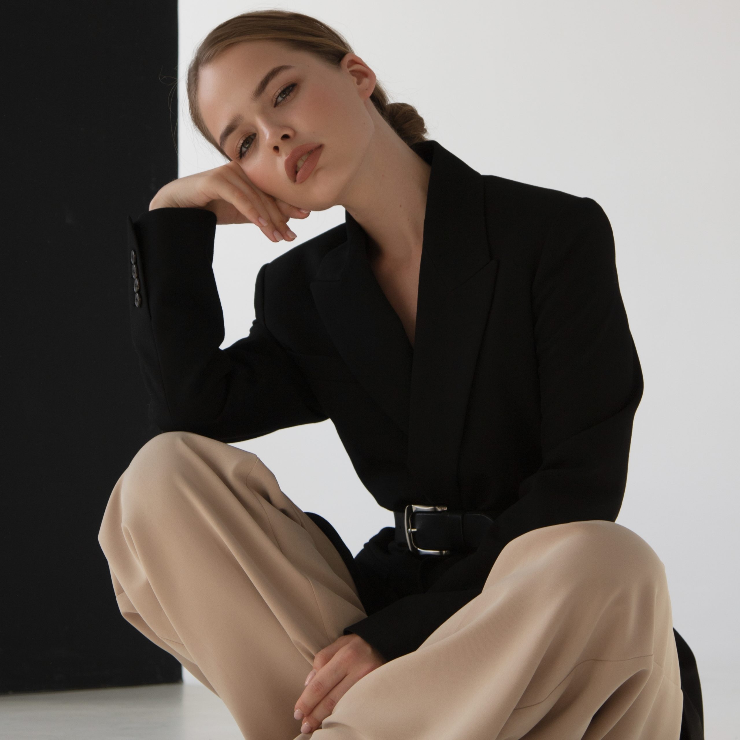 High,Fashion,Portrait,Of,Young,Elegant,Woman,In,Black,Suit.