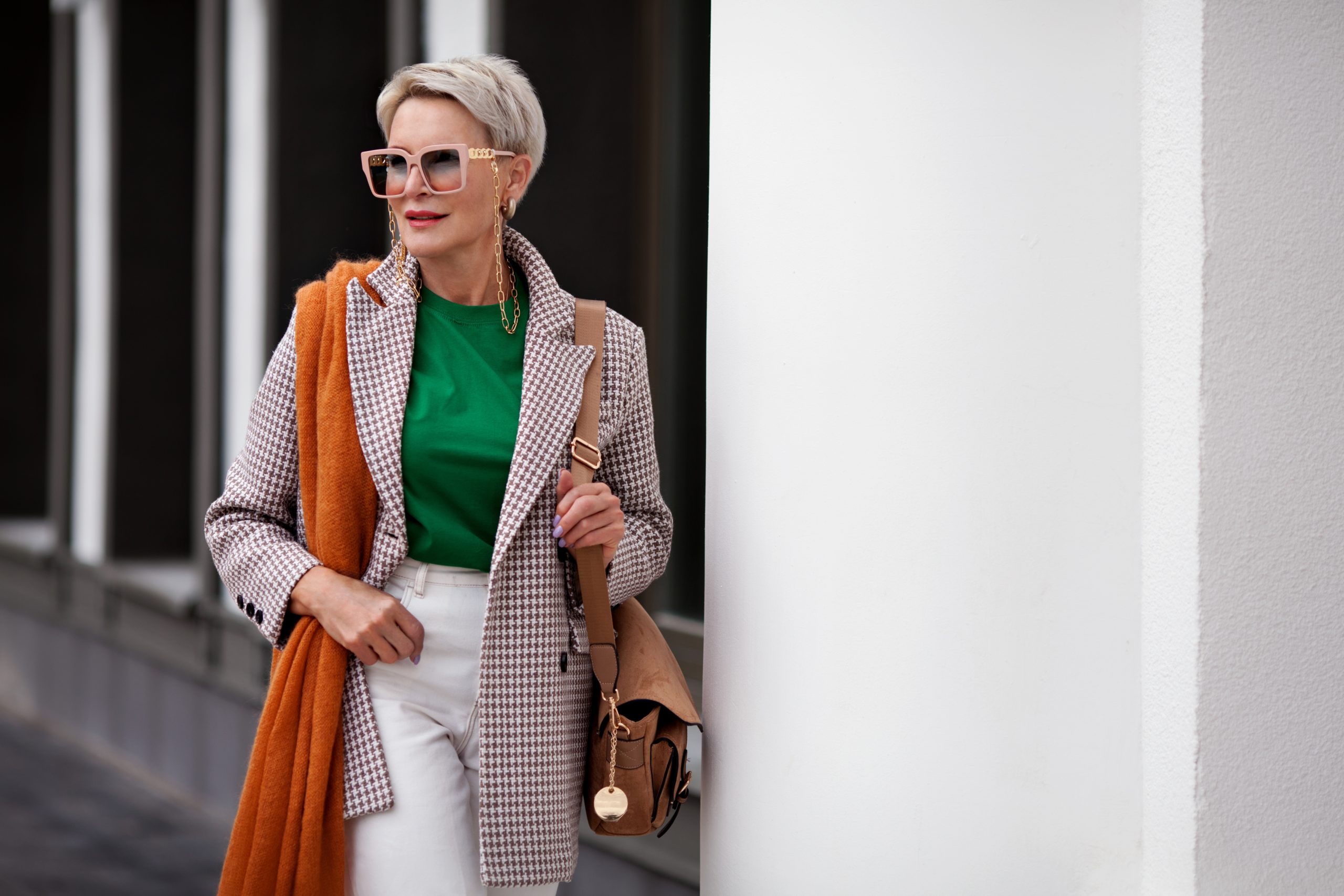 Stylish,Woman,Short,Hairdo,Wearing,Double-breasted,Jacket,,Warm,Scarf,,Bag,