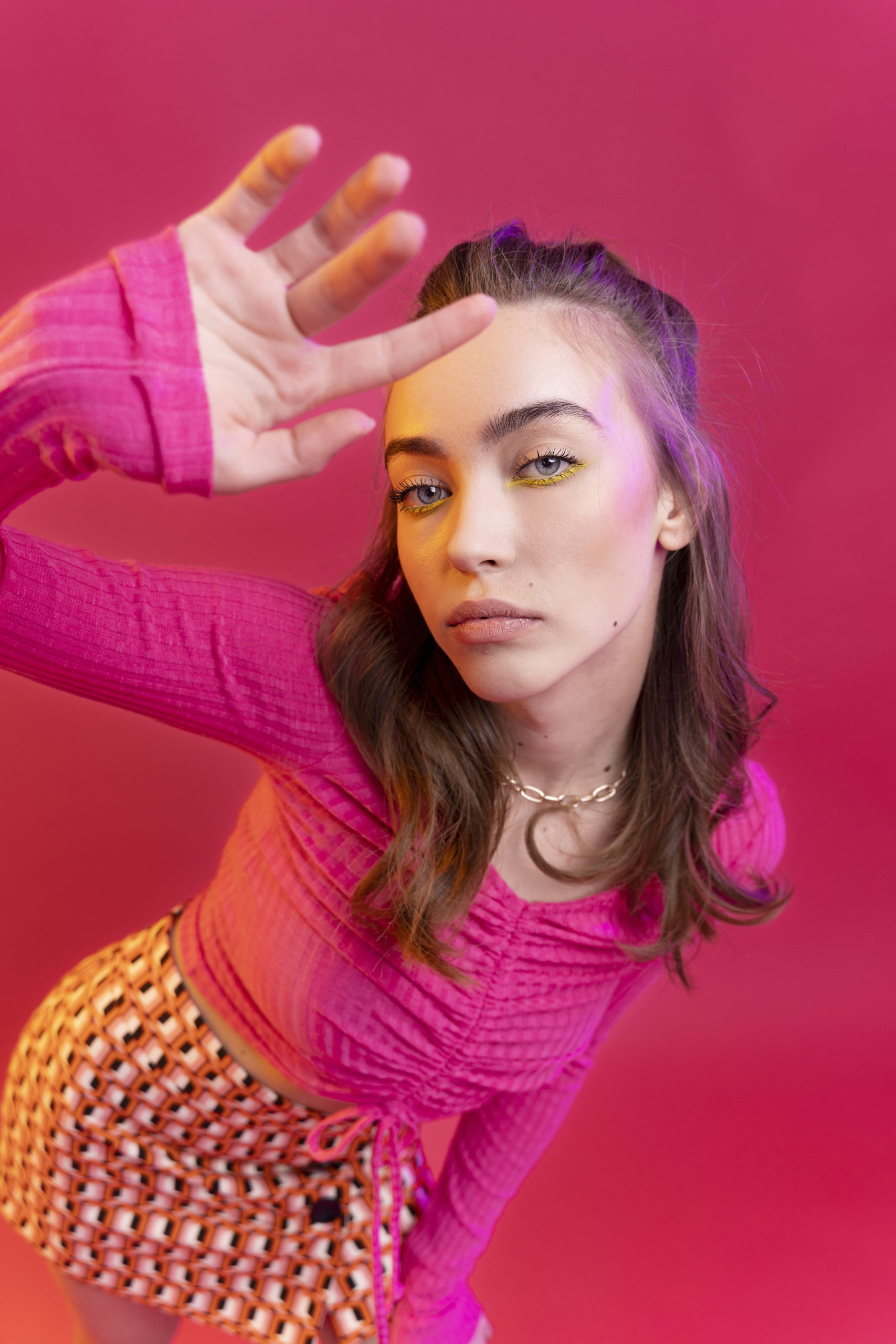 medium-shot-cool-teenager-posing